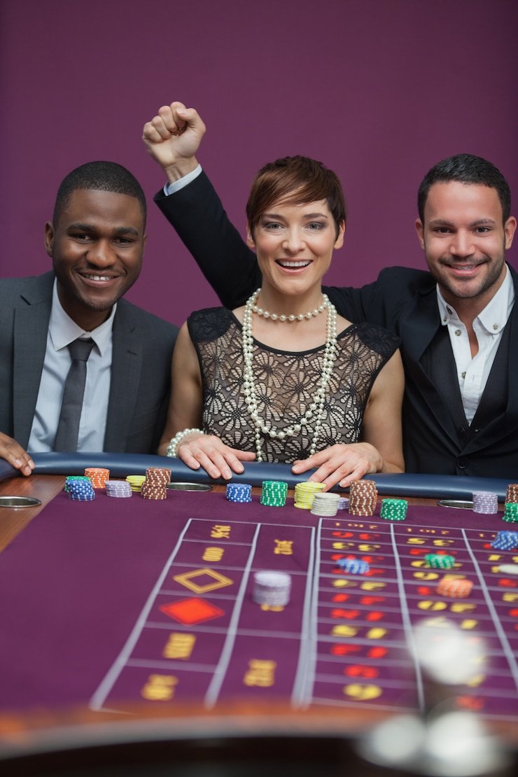 Live Texas Poker table with professional dealer and player seats at bursatoto